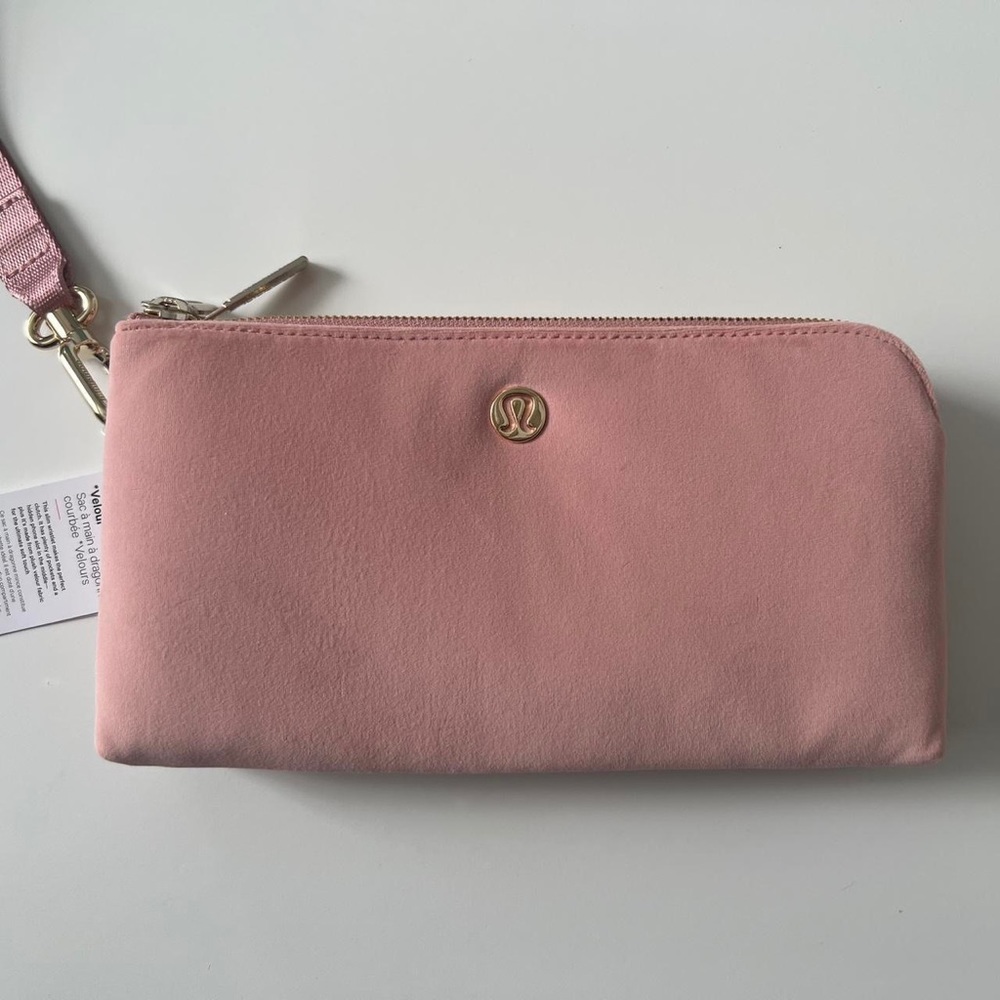 NWT Lululemon pink pastel curved wristlet velour wallet - Picture 3 of 8